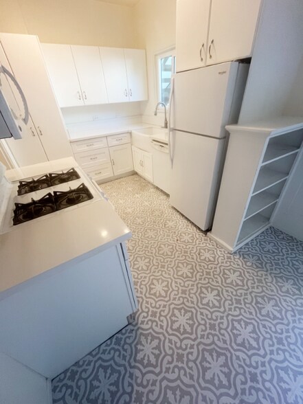 Building Photo - 244 Cliff Dr