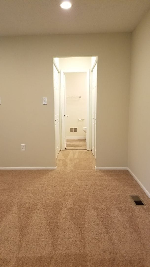 Building Photo - Renovated townhouse in established Frederi...