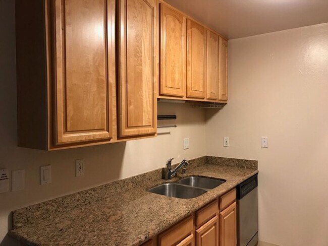 Building Photo - Updated 2 bedroom condo-downtown Walnut Cr...