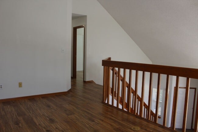Building Photo - Gorgeous 2 Story End Unit in Lakewood!