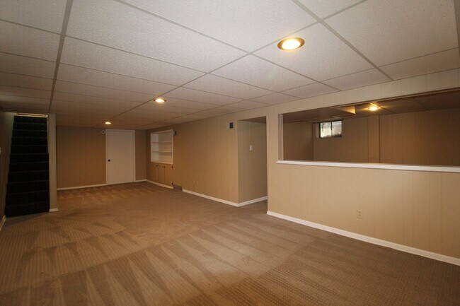 Building Photo - February FREE On This 3 Bedroom 2 Bath Home In Overland Park