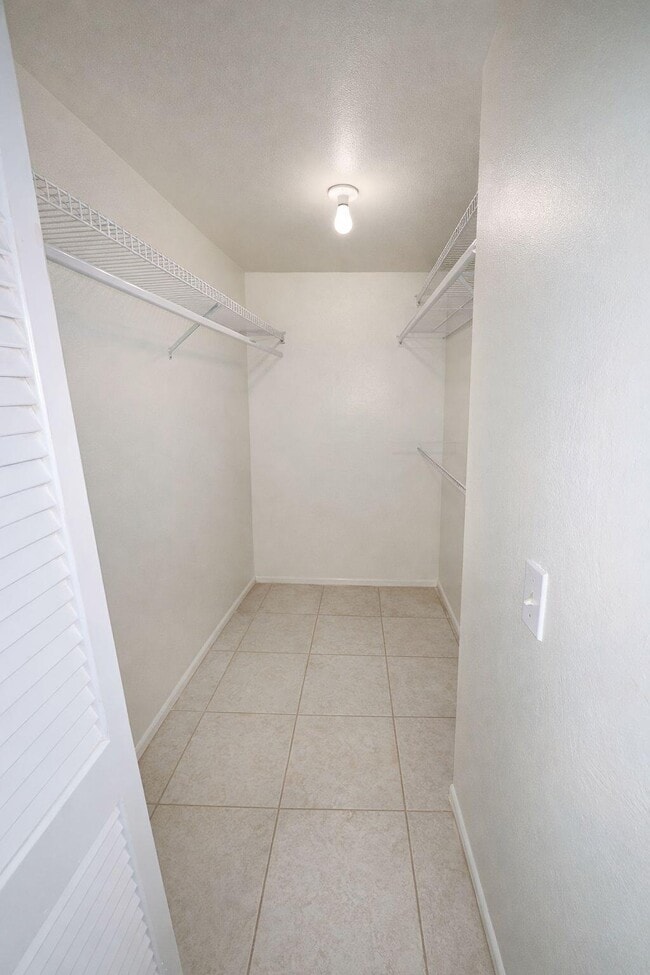 Building Photo - 3800 N Hills Dr