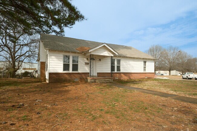 Building Photo - "Spacious 4-Bed Family Haven with 2.5 Baths in Charming Martin, TN – Your Next Home Awaits!"