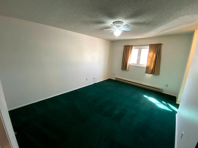 Building Photo - 3 Bedroom, 1.5 Bathroom Townhouse Next to High School and Middle School