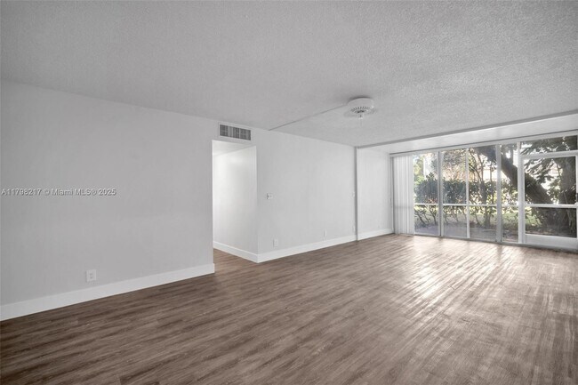 Building Photo - 940 NE 199th St
