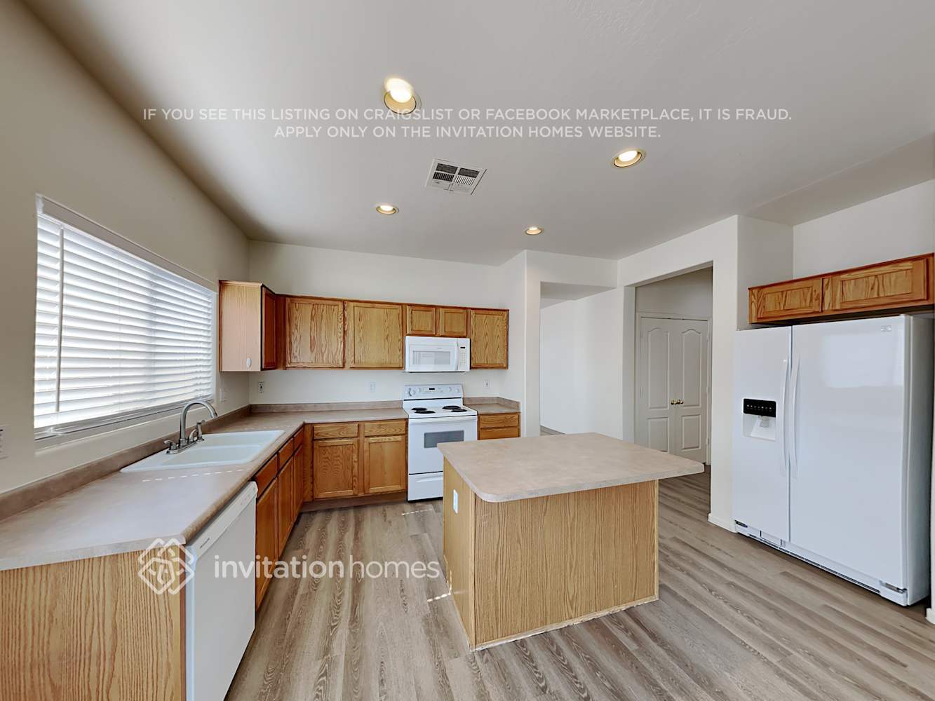 Building Photo - 2103 E La Costa Dr