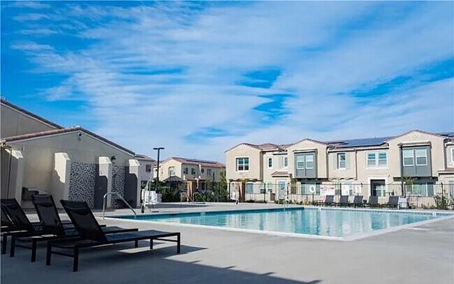 Building Photo - Modern Three Bedroom Townhouse in gated community of El Paseo $2,995.