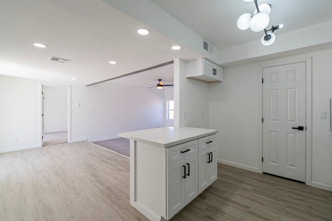 Building Photo - 460 N Longmore
