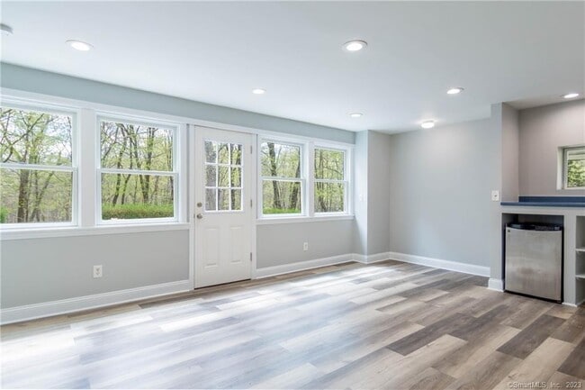 Building Photo - 241 Maple Rd