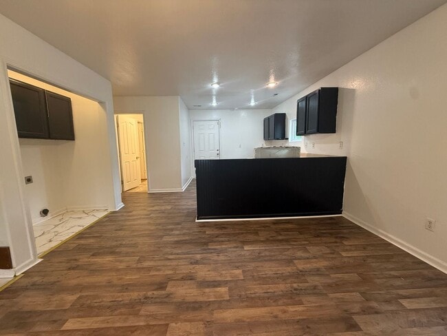 Building Photo - Beautiful 4 bedroom 2 bath house available now