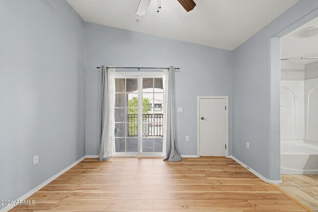Building Photo - 2233 E Huntington Dr