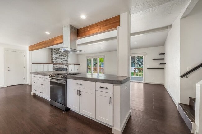 Building Photo - Emerald Estates 4 bed 2 bath with fenced yard