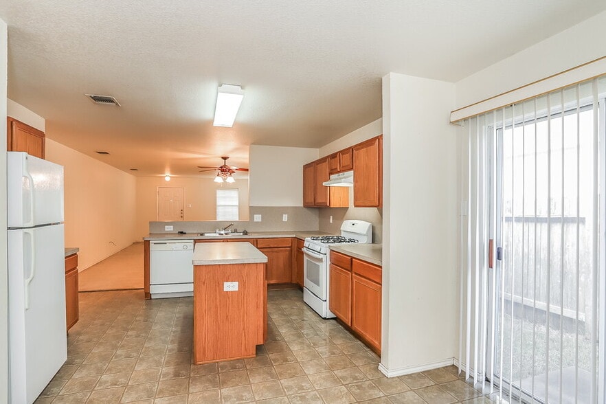 Building Photo - 20830 Banyan Crest Ln