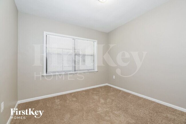 Building Photo - 813 W Highland Dr