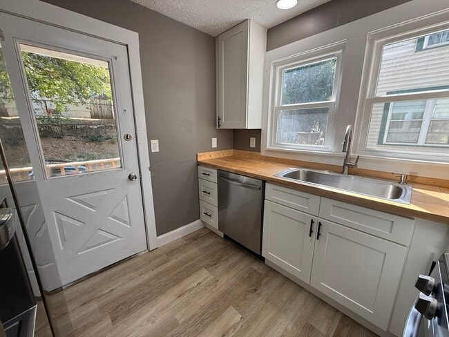 Building Photo - 5BR 1BA Home w/ Covered Patio • New Kitchen • Off-Street Parking in Akron