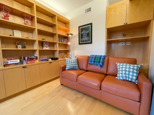 Building Photo - Gorgeous Furnished Pearl District Condo - ...