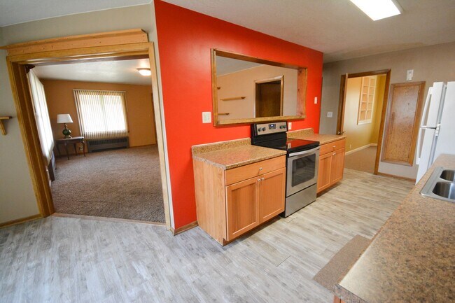 Building Photo - 420 8th Ave SE
