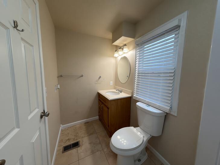 Building Photo - 1509 Oak Ct