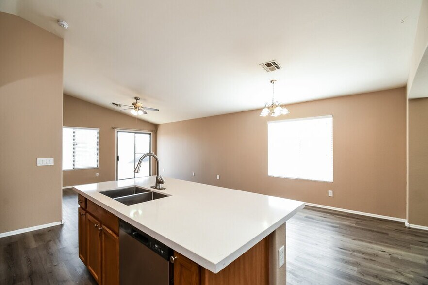 Building Photo - 975 E Vernoa St