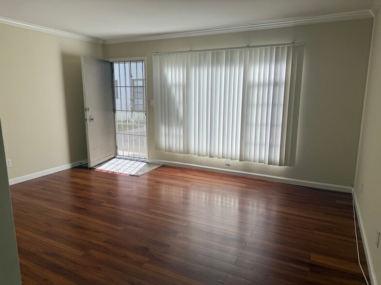 Building Photo - 10970 Bluffside Dr