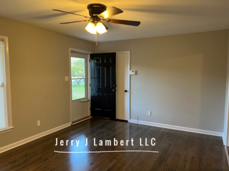 Building Photo - 5330 Maryland Dr