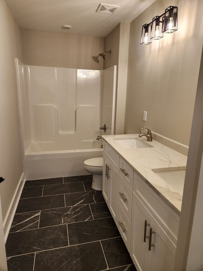 Building Photo - Chesterfield - 5 Bed 3.5 Bath Newer Modern...