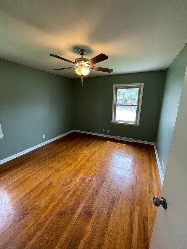 Building Photo - 3 Bed/2 Bath Home with 2 Car Garage