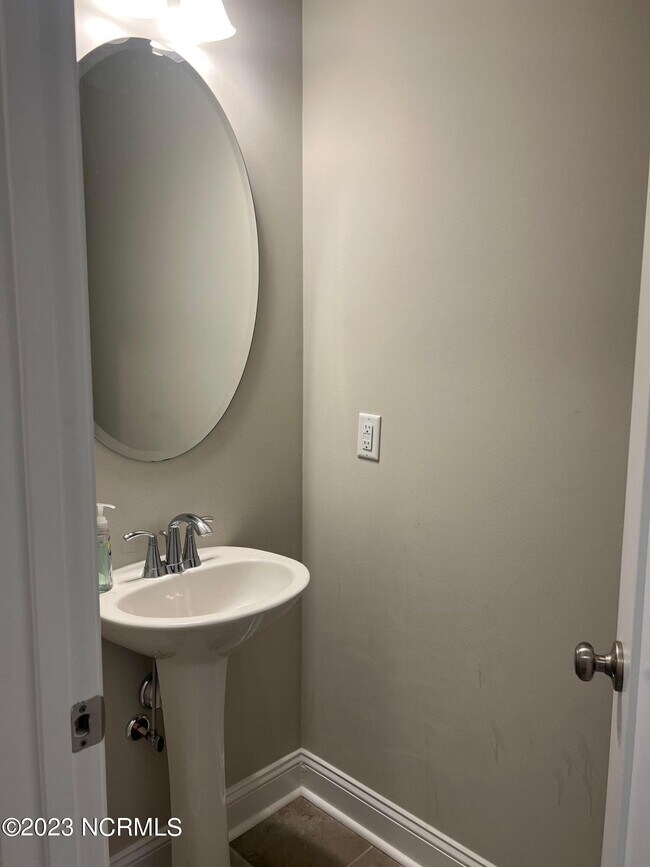 Building Photo - 412 Palisades Dr
