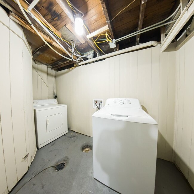 Building Photo - Updated 3 Bedroom 2.5 Bathrooms