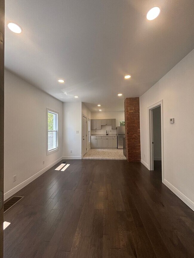Building Photo - 87th,W.1308