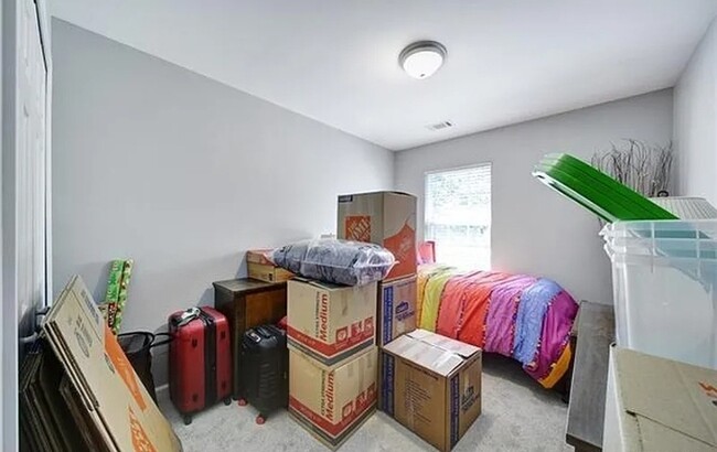 Building Photo - Townhome