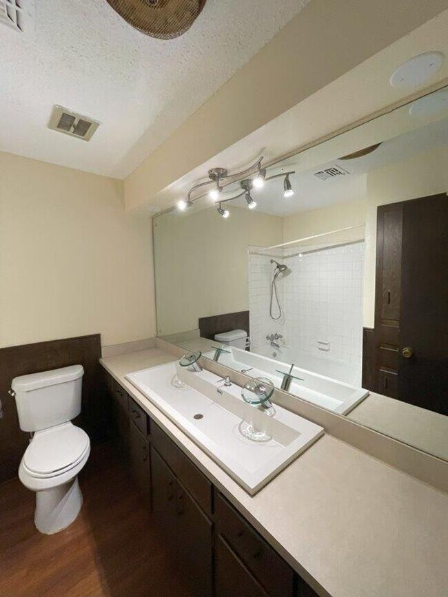 Building Photo - Beautiful 3 bed home for rent in Midwest C...