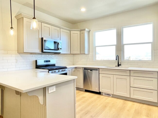 Building Photo - Beautiful Poolside Townhome at Mountain Ridge!