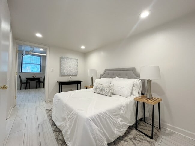 Building Photo - 3604 W Dickens Ave