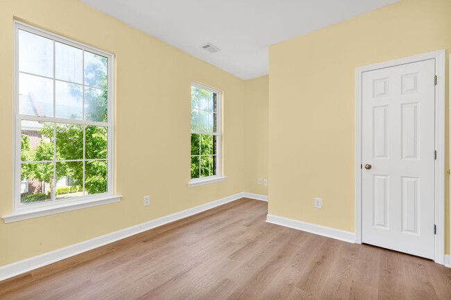 Building Photo - Gorgeous Market Common Townhome w/ Garage