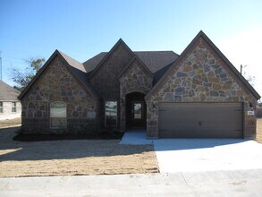 Building Photo - COMING SOON 3/2/2 - WATER +LAWN included - Commuter Friendly