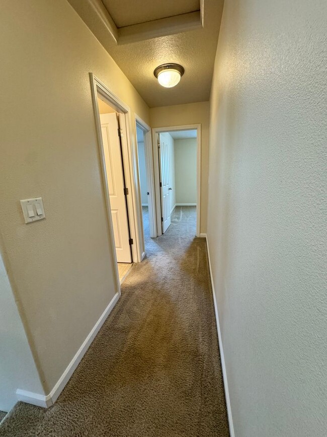 Building Photo - FOR RENT - SUPER CLEAN 4 BEDROOM, 2.5 BATH...