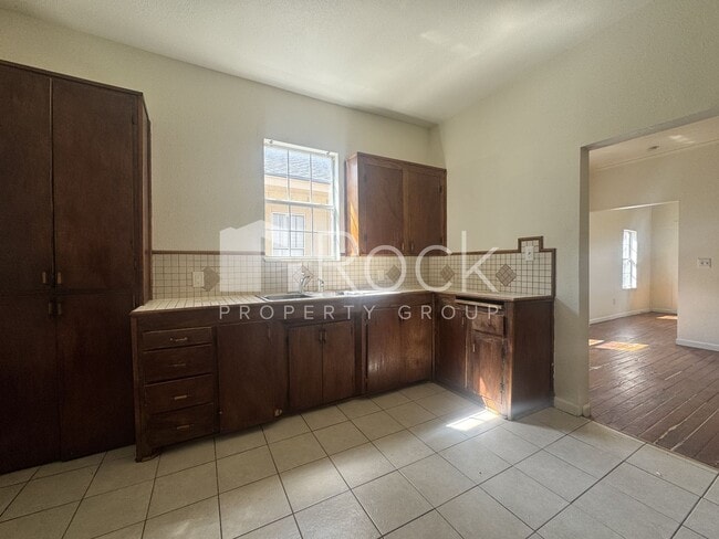 Building Photo - 114-116 SW 23rd St Duplex