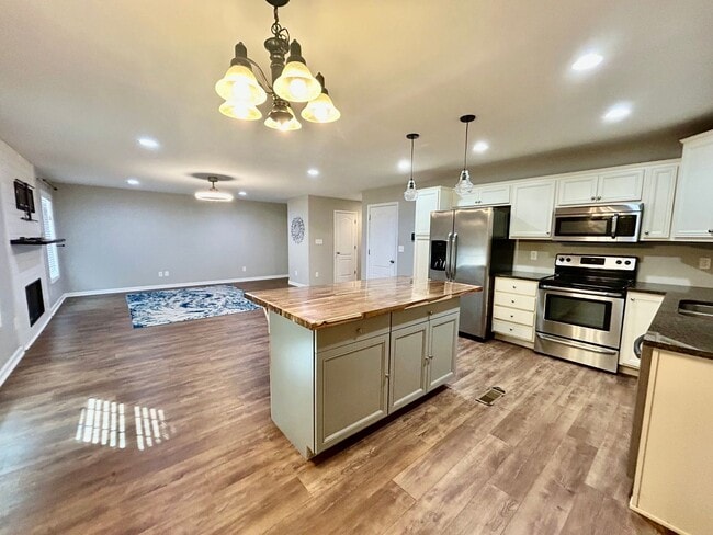 Building Photo - Three bedroom with finished basement in Hamburg!