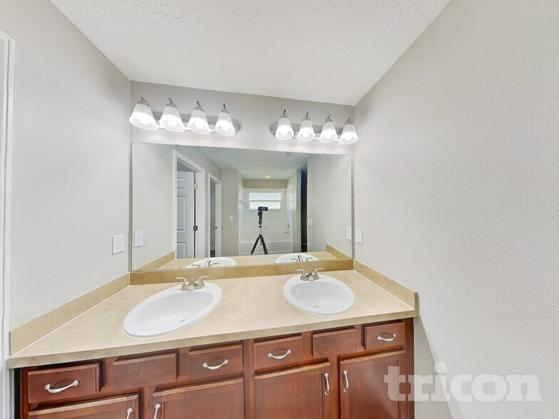 Building Photo - 96401 Commodore Point Dr