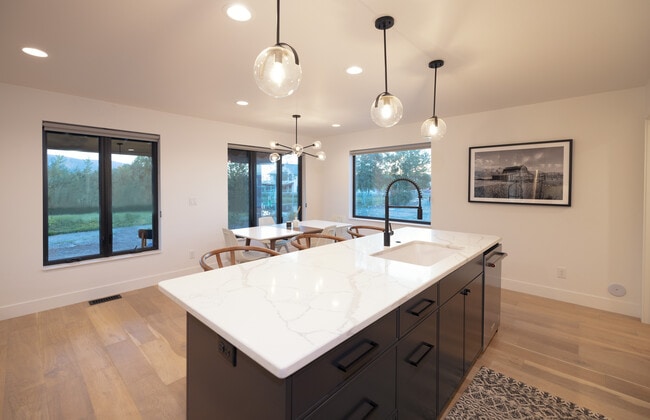 Kitchen - 425 Mail Cabin Dr