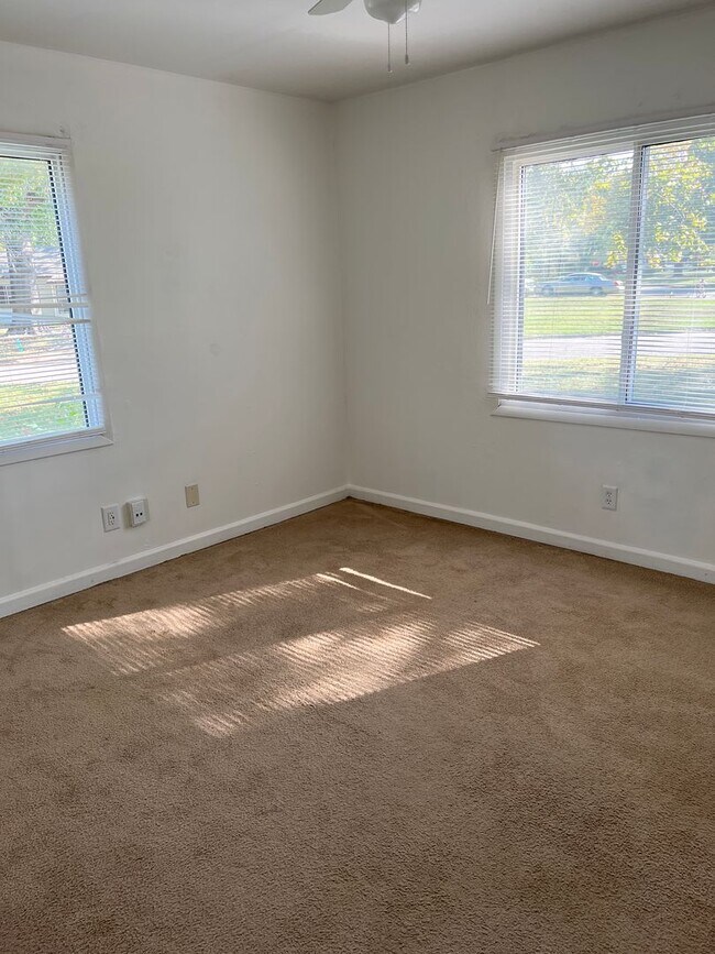 Building Photo - Spacious home - Great location!