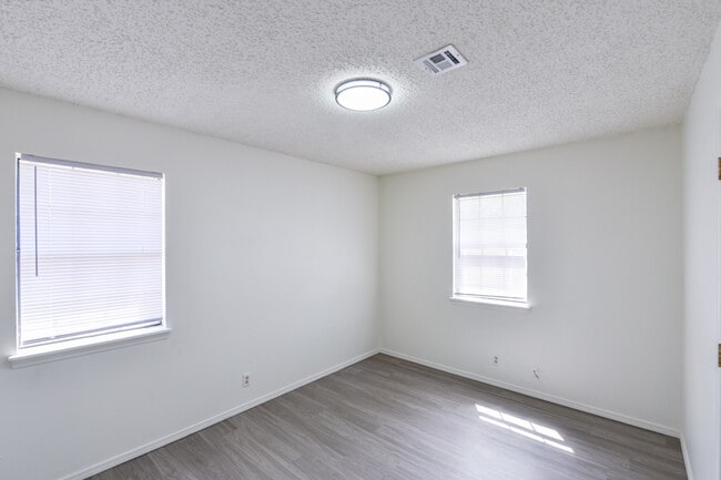 Building Photo - 512 Carson Rd