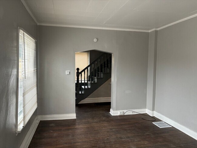 Building Photo - Large 3 Bedroom 1 Bath Home 2 Story