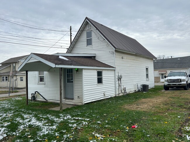 Building Photo - 101 W 1st St