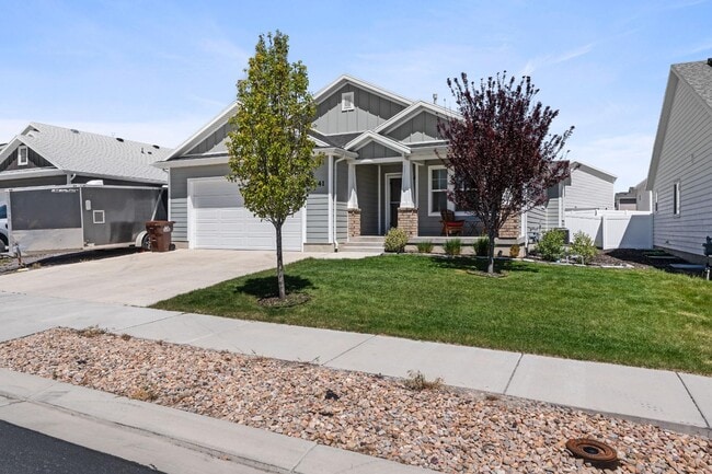 Building Photo - 1841 E Magnolia Cir