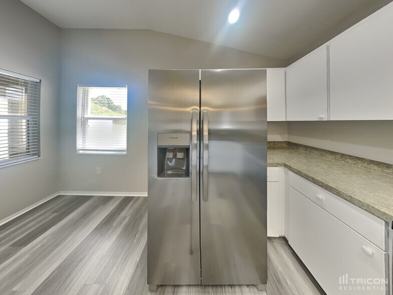 Building Photo - 2118 Deerfield Dr