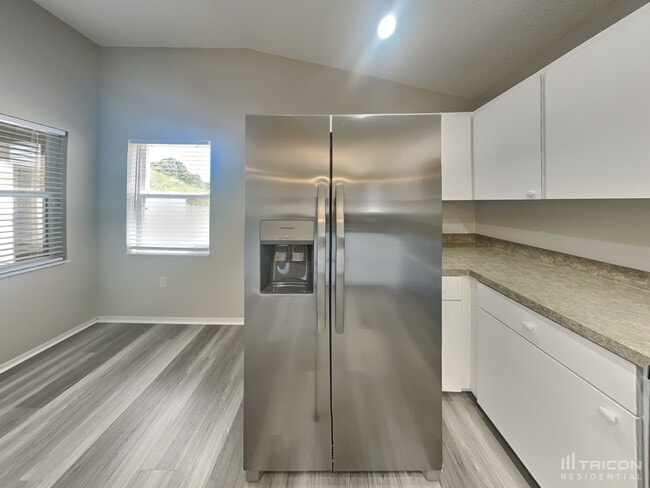 Building Photo - 2118 Deerfield Dr