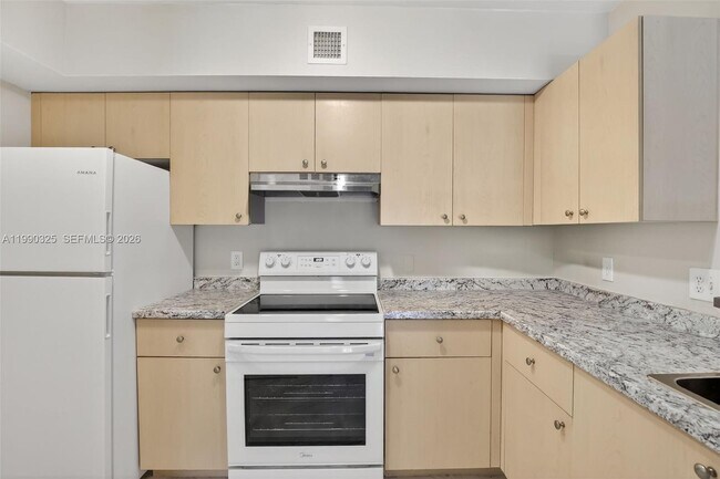 Building Photo - 2496 Centergate Dr