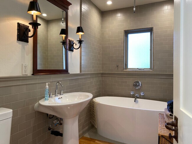 Building Photo - FLEXIBLE FULLY FURNISHED Point Loma Home! AC! All Utilities Included!